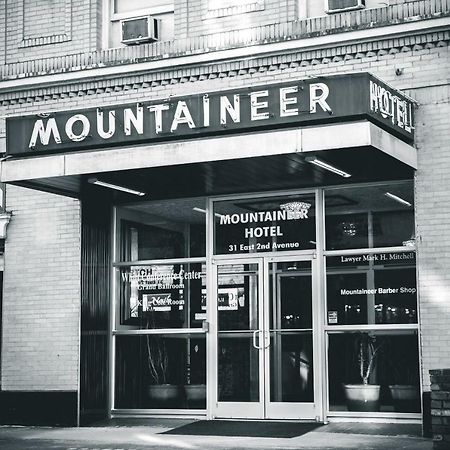 The Mountaineer Hotel Williamson Bagian luar foto