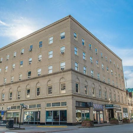 The Mountaineer Hotel Williamson Bagian luar foto