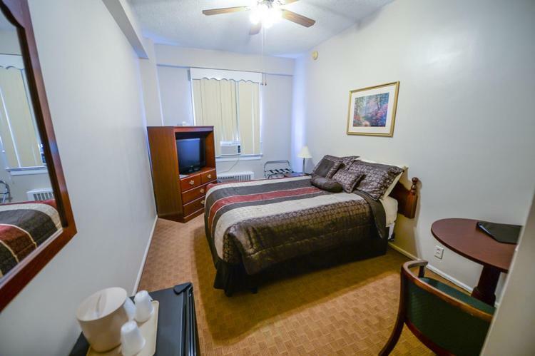 The Mountaineer Hotel Williamson Bagian luar foto