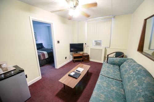 The Mountaineer Hotel Williamson Bagian luar foto