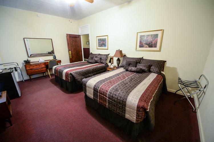 The Mountaineer Hotel Williamson Bagian luar foto